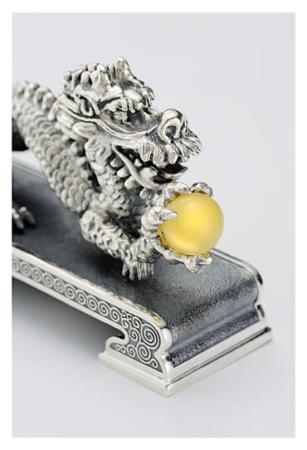 СЕРЕБРЯНАЯ СТАТУЭТКА "КИТАЙСКИЙ ДРАКОН С ЯНТАРЕМ" – АЛЬТМАСТЕР