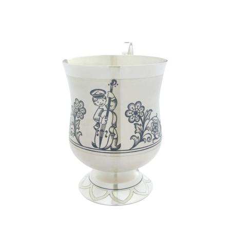 ДЕТСКАЯ СЕРЕБРЯНАЯ КРУЖКА "КОНТРАБАСИСТ" АРТ.  40080058Е05 – СЕВЕРНАЯ ЧЕРНЬ