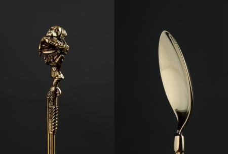 ЛОЖКА ЧАЙНАЯ ЛАТУННАЯ "СОБАКА С УТКОЙ" 